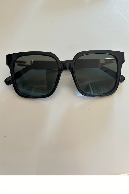 Trendy Squarish Frame with Ornament Sunglasses